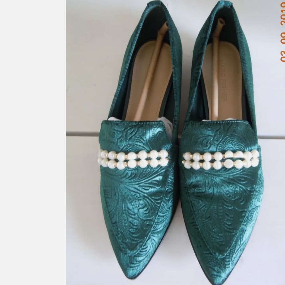 Marc Fisher green velvet Vintage loafer - Size 9.5- Double Pearl accent